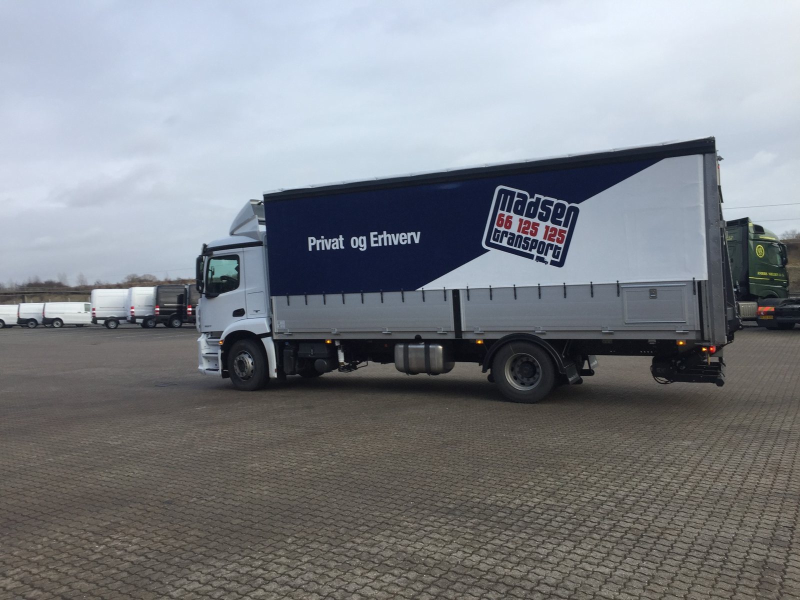 Madsen Transport lastbil med Privat og Erhverv branding